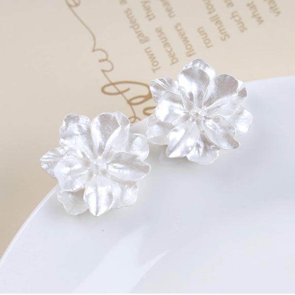 Elegant Silver Floral Earrings - Picture 4 of 6